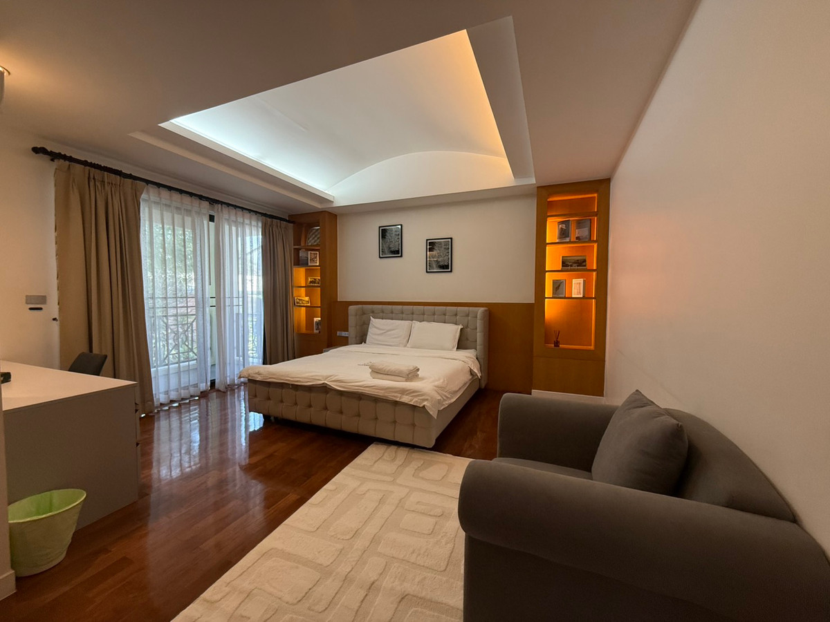 For RentHouseSukhumvit, Asoke, Thonglor : House for rent, House Pridi Phanomyong, 5 bedrooms, parking for up to 4-6 cars, near BTS Ekkamai-Thonglor.