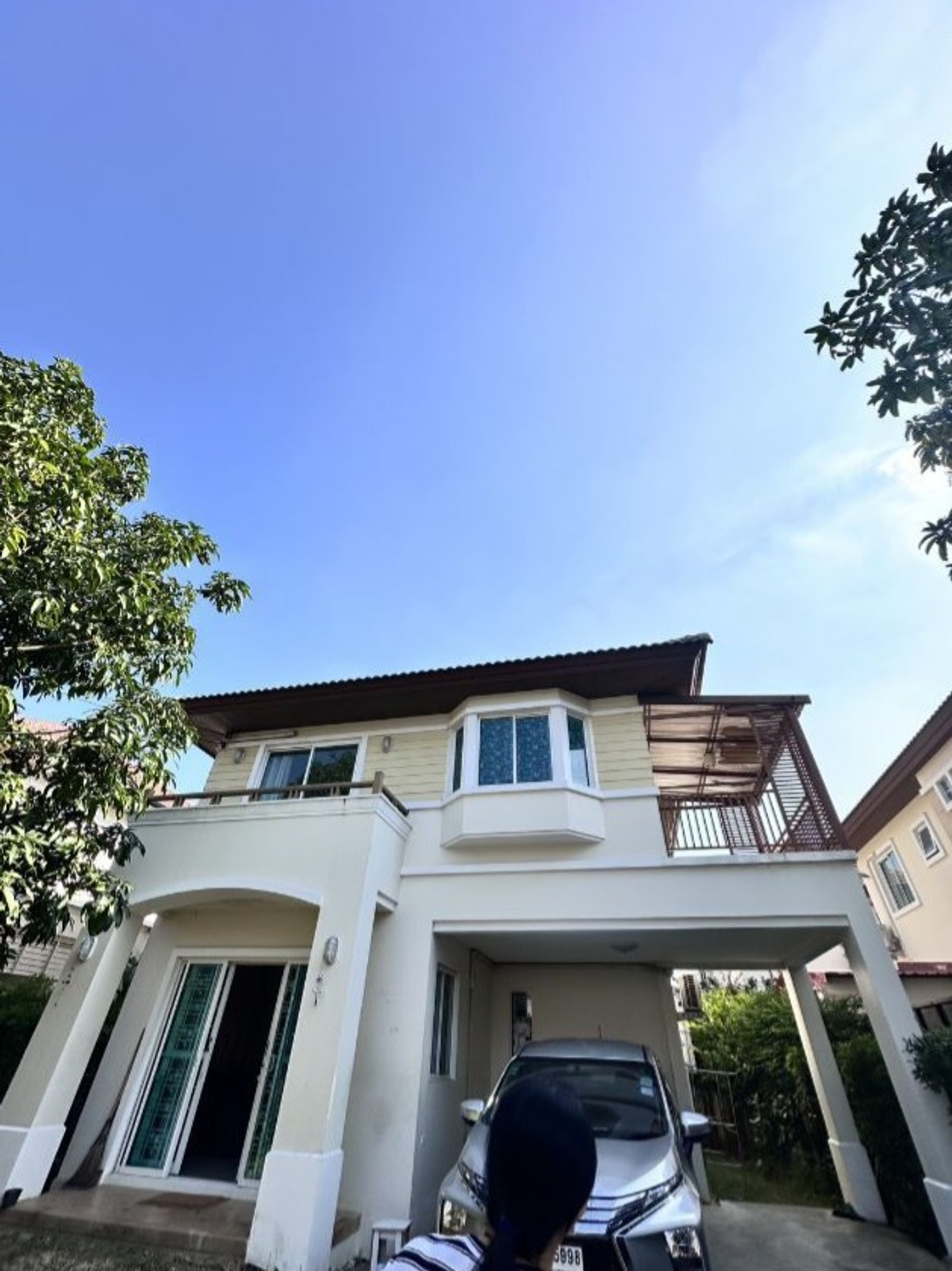 For RentHousePathum Thani,Rangsit, Thammasat : house close to Flora Ville Golf Course. Parking for 2 cars. 3 bedrooms, 3 bathrooms, 3 air conditioners.