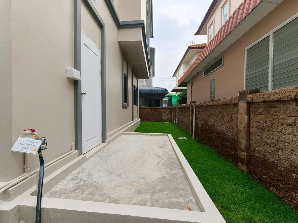 ขายบ้านรัตนาธิเบศร์ สนามบินน้ำ พระนั่งเกล้า : ขายบ้านรีโนเวทใหม่ หมู่บ้านธนาสิริ รัตนาธิเบศร์ บ้านเดี่ยว 2 ชั้น (หลังมุม) ติดถนนรัตนาธิเบศร์ ใกล้รถไฟฟ้าสายสีม่วง สถานีบางรักใหญ่ และทางด่วนศรีรัช สภาพพร้อมเข้าอยู่