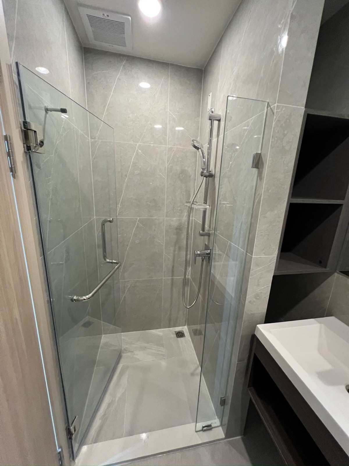 ให้เช่าคอนโดพระราม 9 เพชรบุรีตัดใหม่ RCA : ห้องใหม่ เพิ่งแต่งเสร็จ 🔥Nue district R9🔥 ตึก N ขนาด 30 ตรม ปล่อยเช่า 23,000฿  วิวเซ็นทรัลพระราม 9 สนใจนัดชมได้เลย 064-6696546 มินนี่   เบอร์นี้แอทไลน์ได้เลยค่ะ