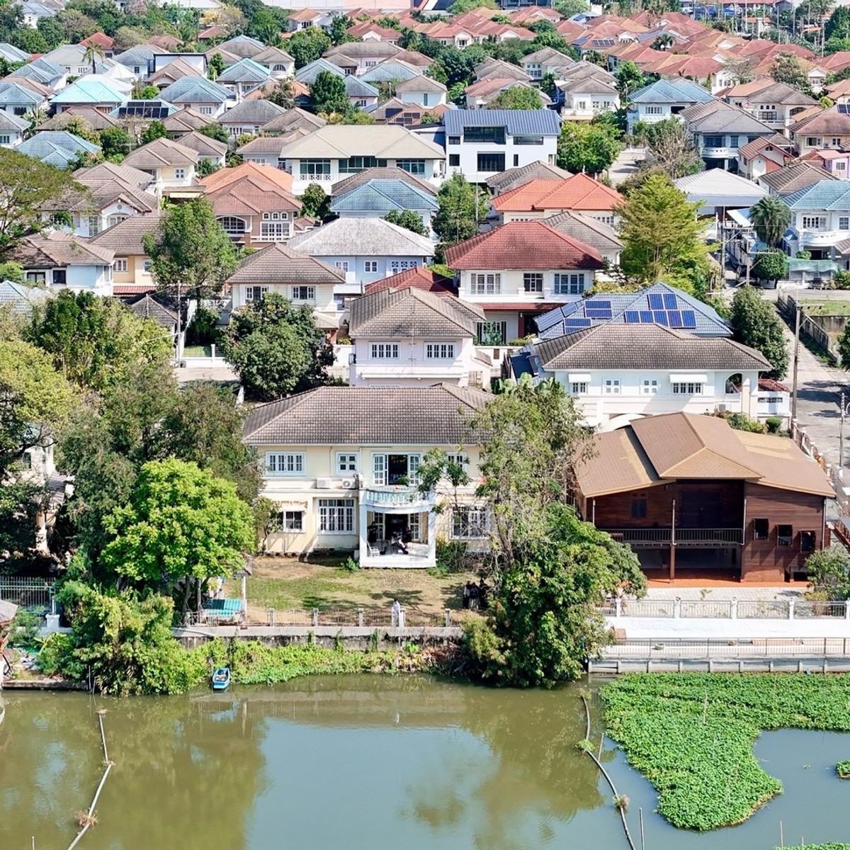 For SaleHousePathum Thani,Rangsit, Thammasat : Single house for sale, Maneerin Lake & Lagoon, Zone B, next to a canal approximately 115 meters wide.