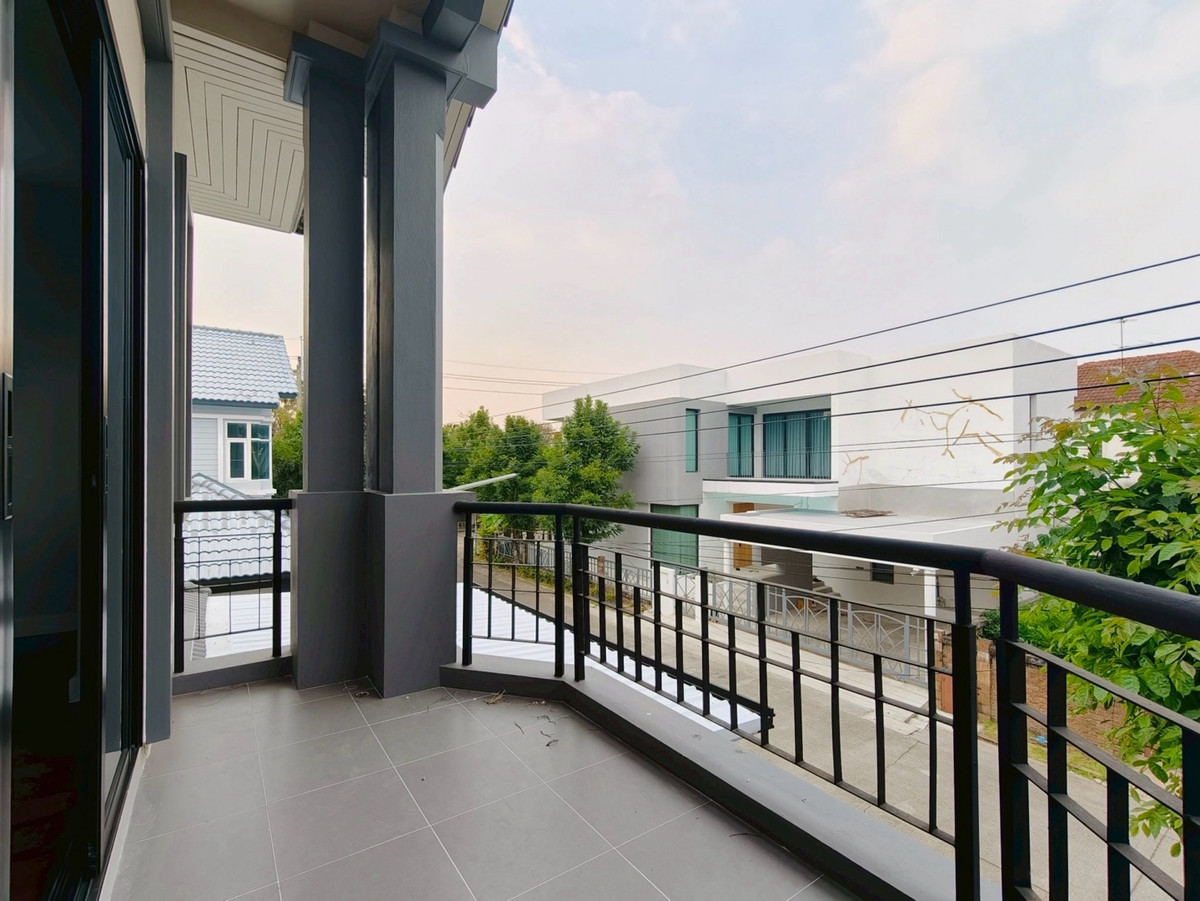 ขายบ้านรัตนาธิเบศร์ สนามบินน้ำ พระนั่งเกล้า : ขายบ้านรีโนเวทใหม่ หมู่บ้านธนาสิริ รัตนาธิเบศร์ บ้านเดี่ยว 2 ชั้น (หลังมุม) ติดถนนรัตนาธิเบศร์ ใกล้รถไฟฟ้าสายสีม่วง สถานีบางรักใหญ่ และทางด่วนศรีรัช สภาพพร้อมเข้าอยู่