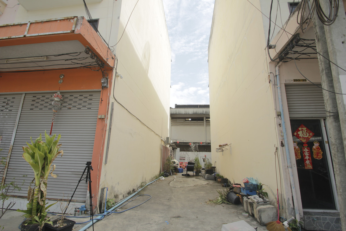 For SaleShop HouseRathburana, Suksawat : Suksawat shophouse, Pracha Uthit, Suksawat 2, Suksawat 64, Pracha Uthit 33, corner room, along the main road in front of the project. Suitable for living, trading, making an office, 3 floors, has a mezzanine, rooftop, near Bhumibol Bridge, price negotiabl