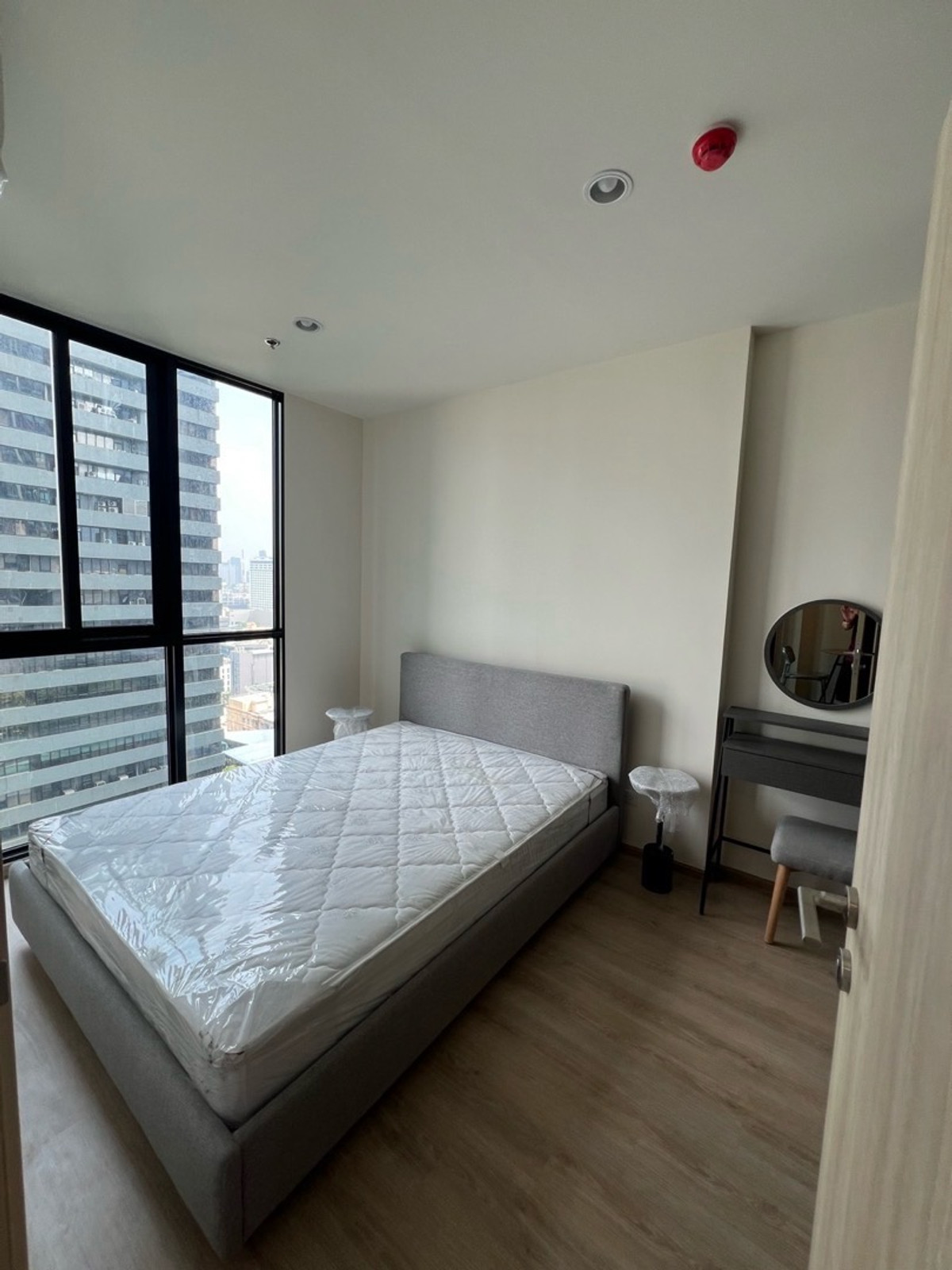 For RentCondoRama9, Petchburi, RCA : New room, just finished decorating 🔥Nue district R9🔥 Building N, size 30 sq m, for rent 23,000฿, view of Central Rama 9. If interested, make an appointment to view at 064-6696546 Minnie, this number can be reached via Line.
