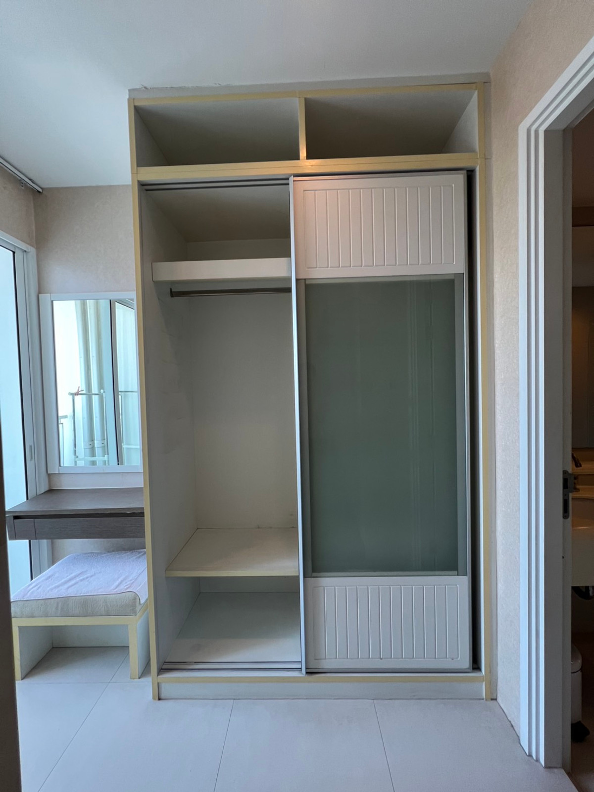 For RentCondoSathorn, Narathiwat : High Floor , White Room Ivy Sathon ( Soi10 ) 2bed2bath 69 Sqm Fullyfurnish ,Welcome Foreign 40,000-