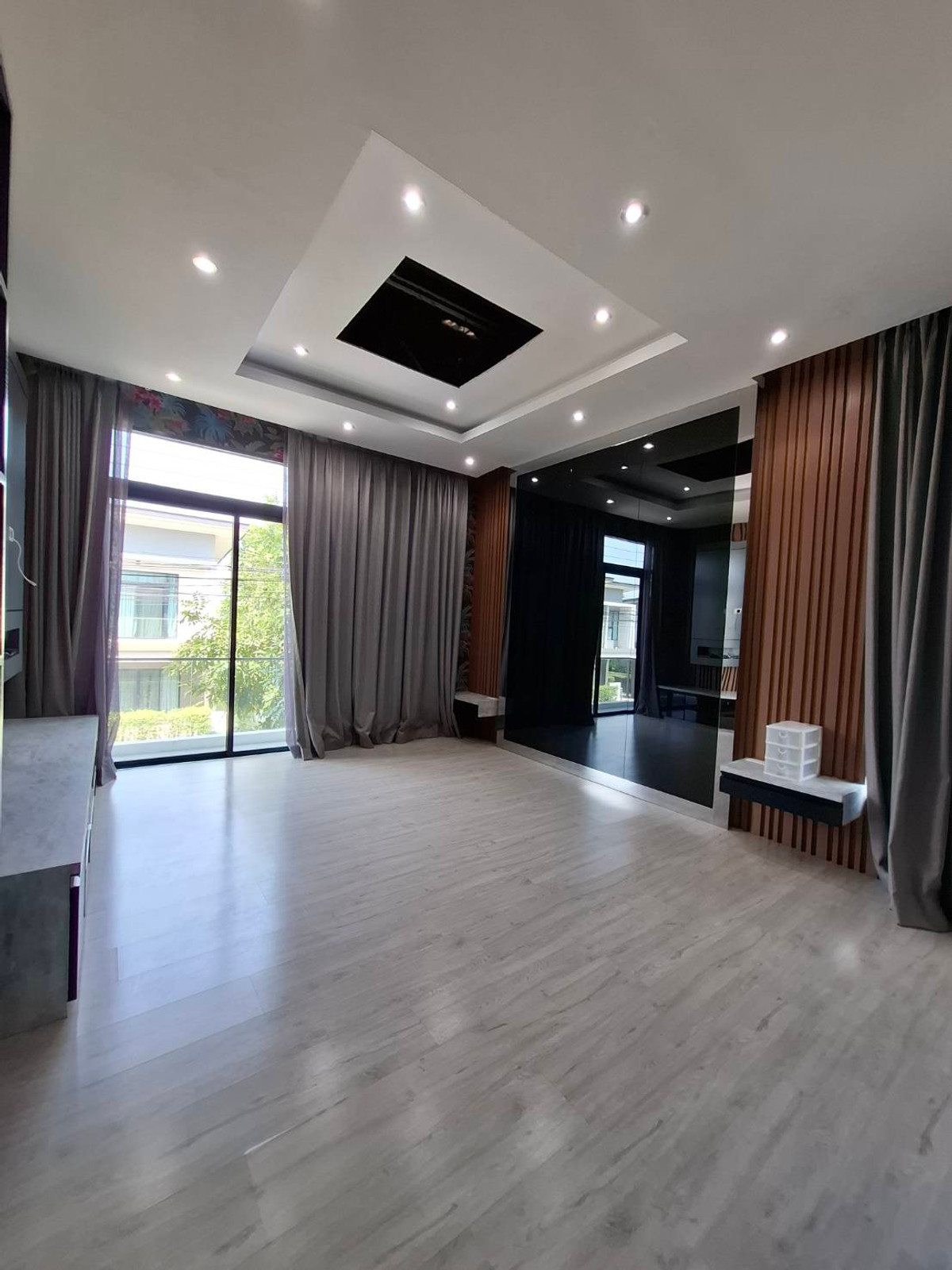 ขายบ้านปทุมธานี รังสิต ธรรมศาสตร์ : บ้านเดี่ยวคุ้มค่าเกินราคา หลังมุม ตกแต่งพร้อมอยู่  ติดถนนเลียบมอเตอร์เวย์ และ BTS ลำลูกกา(ในอนาคต) เดินทางง่ายสะดวกในทุกๆ วัน ที่ อีโค เฮ้าส์ วงแหวน-ลำลูกกา