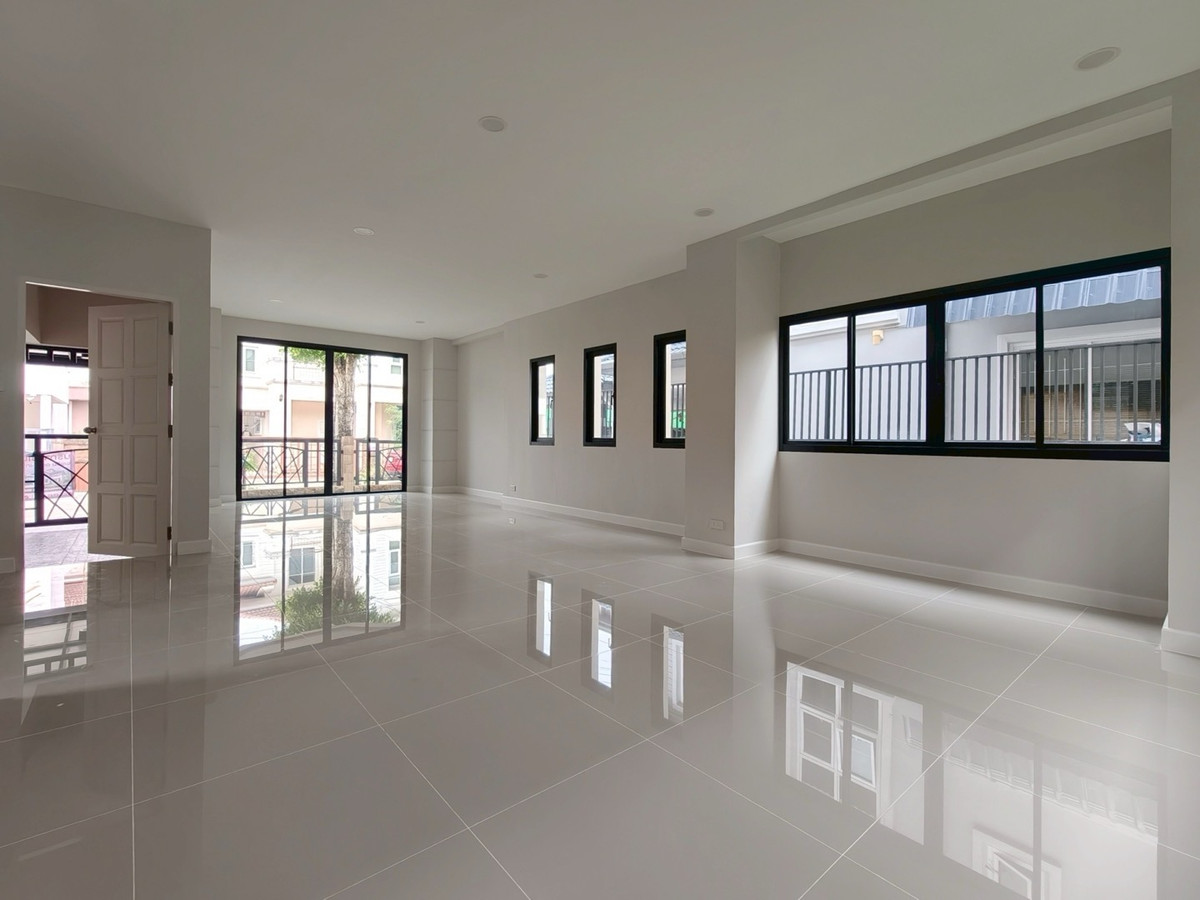 ขายบ้านรัตนาธิเบศร์ สนามบินน้ำ พระนั่งเกล้า : ขายบ้านรีโนเวทใหม่ หมู่บ้านธนาสิริ รัตนาธิเบศร์ บ้านเดี่ยว 2 ชั้น (หลังมุม) ติดถนนรัตนาธิเบศร์ ใกล้รถไฟฟ้าสายสีม่วง สถานีบางรักใหญ่ และทางด่วนศรีรัช สภาพพร้อมเข้าอยู่