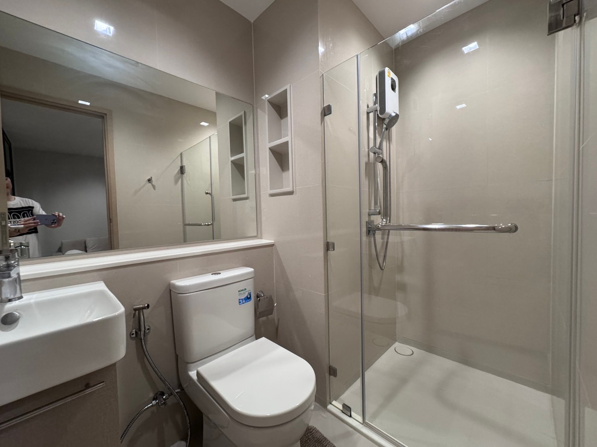 For RentCondoWongwianyai, Charoennakor : Ideo Sathorn, next to BTS Wongwian Yai, beautiful new room, open view, available and ready for rent. You can inquire.