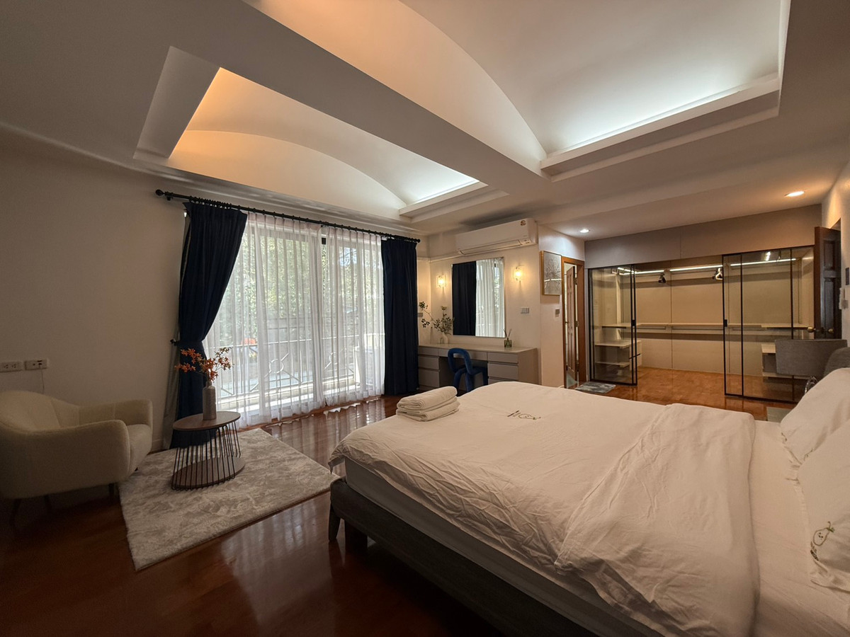 For RentHouseSukhumvit, Asoke, Thonglor : House for rent, House Pridi Phanomyong, 5 bedrooms, parking for up to 4-6 cars, near BTS Ekkamai-Thonglor.