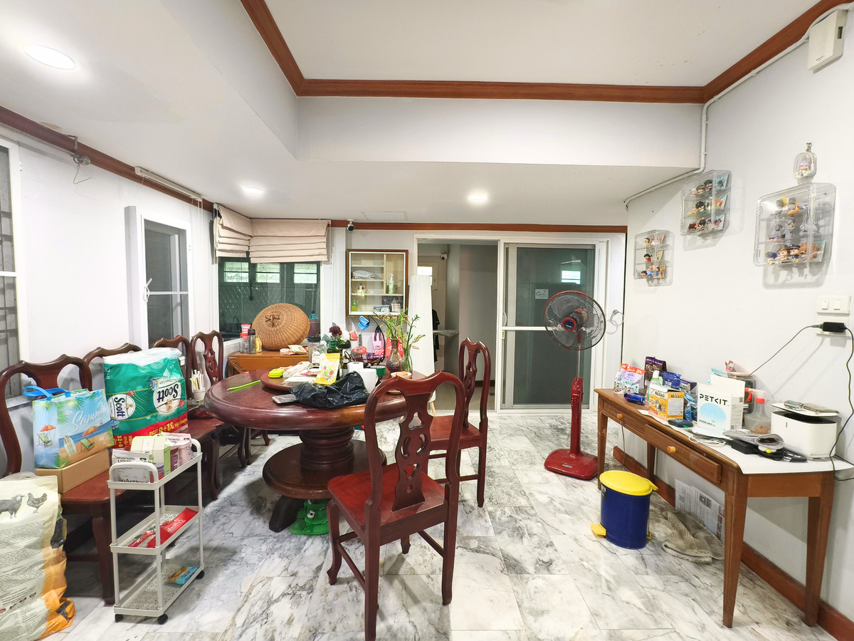 For SaleTownhomeRatchadapisek, Huaikwang, Suttisan : Twin house for sale, Supalai Ville Ratchada 32, width 10 meters, with bedroom on the ground floor. There is a maids room, parking for 4 cars, EV Charge, 4 bedrooms, 6 bathrooms, 51.5 sq m, next to a guardhouse.