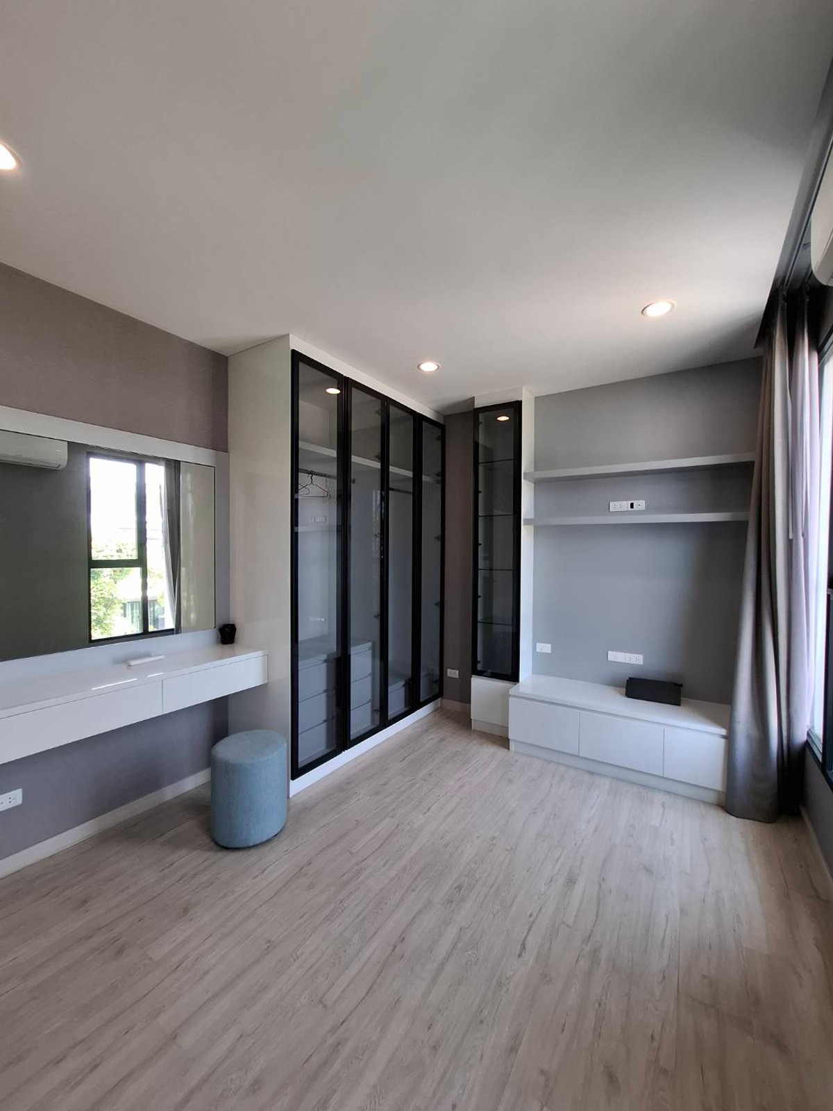 ขายบ้านปทุมธานี รังสิต ธรรมศาสตร์ : บ้านเดี่ยวคุ้มค่าเกินราคา หลังมุม ตกแต่งพร้อมอยู่  ติดถนนเลียบมอเตอร์เวย์ และ BTS ลำลูกกา(ในอนาคต) เดินทางง่ายสะดวกในทุกๆ วัน ที่ อีโค เฮ้าส์ วงแหวน-ลำลูกกา