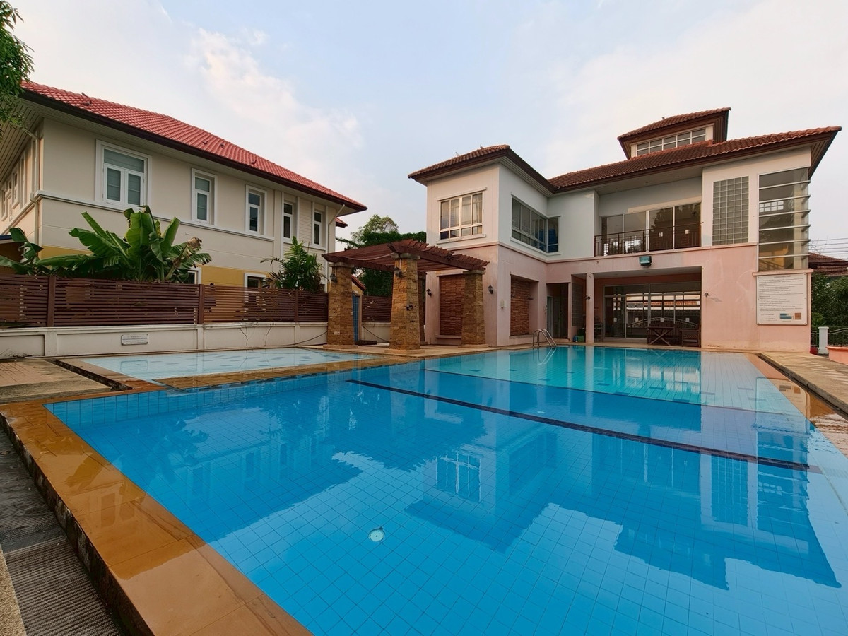 ขายบ้านรัตนาธิเบศร์ สนามบินน้ำ พระนั่งเกล้า : ขายบ้านรีโนเวทใหม่ หมู่บ้านธนาสิริ รัตนาธิเบศร์ บ้านเดี่ยว 2 ชั้น (หลังมุม) ติดถนนรัตนาธิเบศร์ ใกล้รถไฟฟ้าสายสีม่วง สถานีบางรักใหญ่ และทางด่วนศรีรัช สภาพพร้อมเข้าอยู่