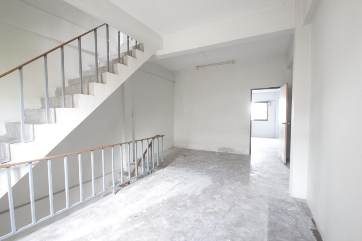 For SaleShop HouseRathburana, Suksawat : Suksawat shophouse, Pracha Uthit, Suksawat 2, Suksawat 64, Pracha Uthit 33, corner room, along the main road in front of the project. Suitable for living, trading, making an office, 3 floors, has a mezzanine, rooftop, near Bhumibol Bridge, price negotiabl