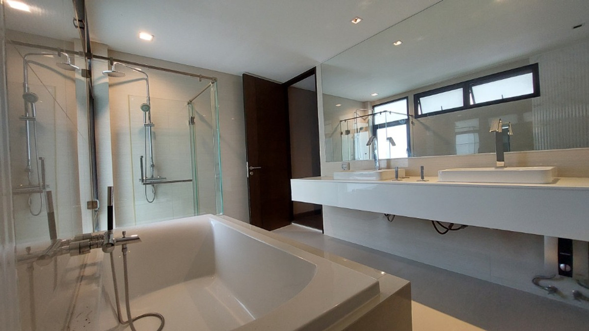 For RentHouseSukhumvit, Asoke, Thonglor : House for rent, Park Lane Ekamai, 4 floors, 3 bedrooms, near BTS Ekamai, near Gateway Ekamai.