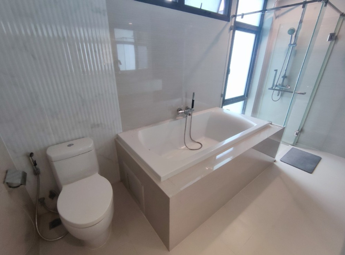 For RentHouseSukhumvit, Asoke, Thonglor : House for rent, Park Lane Ekamai, 4 floors, 3 bedrooms, near BTS Ekamai, near Gateway Ekamai.