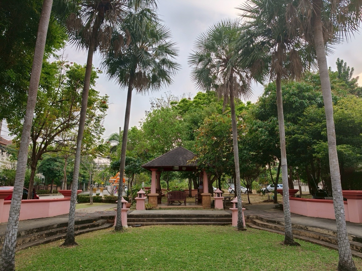 ขายบ้านรัตนาธิเบศร์ สนามบินน้ำ พระนั่งเกล้า : ขายบ้านรีโนเวทใหม่ หมู่บ้านธนาสิริ รัตนาธิเบศร์ บ้านเดี่ยว 2 ชั้น (หลังมุม) ติดถนนรัตนาธิเบศร์ ใกล้รถไฟฟ้าสายสีม่วง สถานีบางรักใหญ่ และทางด่วนศรีรัช สภาพพร้อมเข้าอยู่