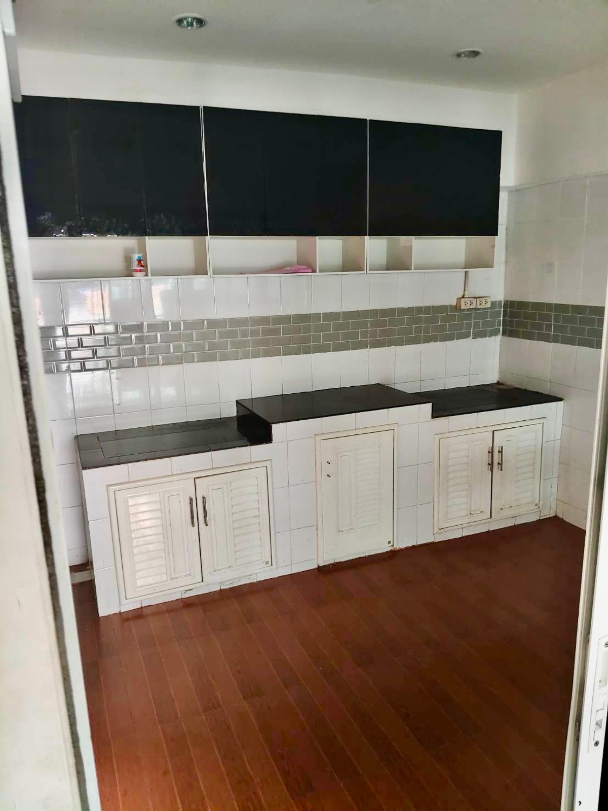 ให้เช่าทาวน์โฮมพัฒนาการ ศรีนครินทร์ : ให้เช่าทาวน์โฮม 3 ชั้น พาทิโอ พัฒนาการ | เฟอร์นิเจอร์ครบ พร้อมเข้าอยู่ | เลี้ยงสัตว์ได้