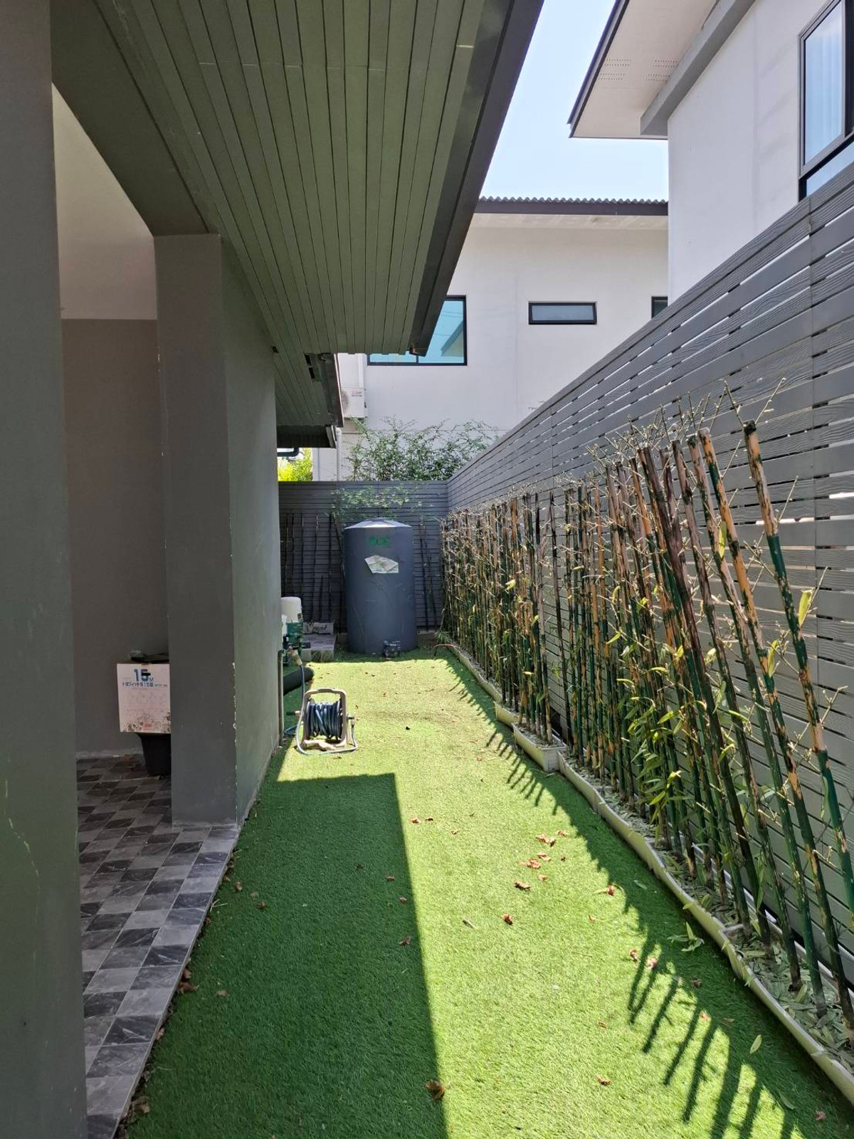 ขายบ้านปทุมธานี รังสิต ธรรมศาสตร์ : บ้านเดี่ยวคุ้มค่าเกินราคา หลังมุม ตกแต่งพร้อมอยู่  ติดถนนเลียบมอเตอร์เวย์ และ BTS ลำลูกกา(ในอนาคต) เดินทางง่ายสะดวกในทุกๆ วัน ที่ อีโค เฮ้าส์ วงแหวน-ลำลูกกา