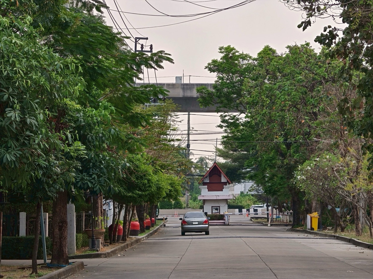 ขายบ้านรัตนาธิเบศร์ สนามบินน้ำ พระนั่งเกล้า : ขายบ้านรีโนเวทใหม่ หมู่บ้านธนาสิริ รัตนาธิเบศร์ บ้านเดี่ยว 2 ชั้น (หลังมุม) ติดถนนรัตนาธิเบศร์ ใกล้รถไฟฟ้าสายสีม่วง สถานีบางรักใหญ่ และทางด่วนศรีรัช สภาพพร้อมเข้าอยู่