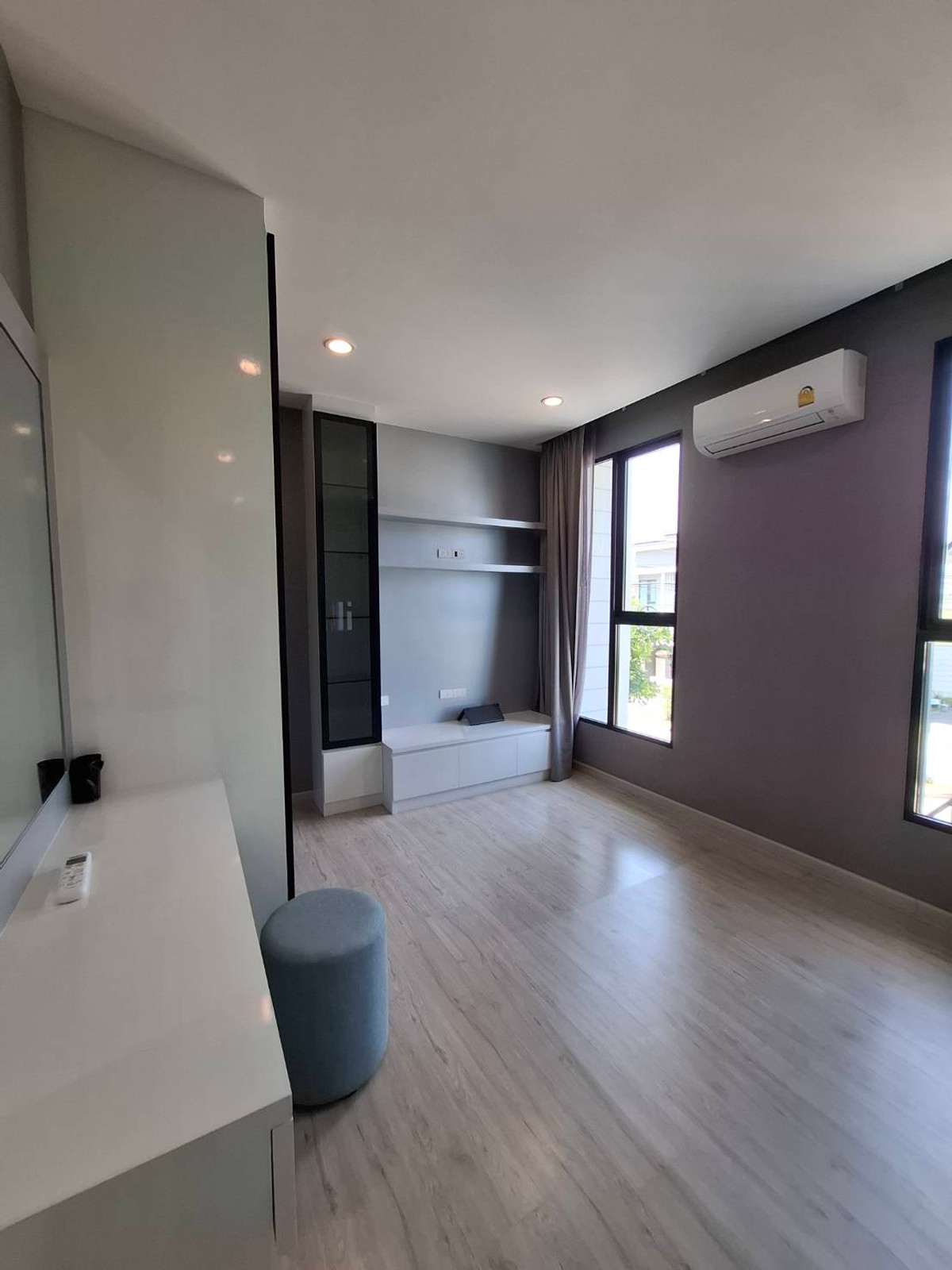 ขายบ้านปทุมธานี รังสิต ธรรมศาสตร์ : บ้านเดี่ยวคุ้มค่าเกินราคา หลังมุม ตกแต่งพร้อมอยู่  ติดถนนเลียบมอเตอร์เวย์ และ BTS ลำลูกกา(ในอนาคต) เดินทางง่ายสะดวกในทุกๆ วัน ที่ อีโค เฮ้าส์ วงแหวน-ลำลูกกา