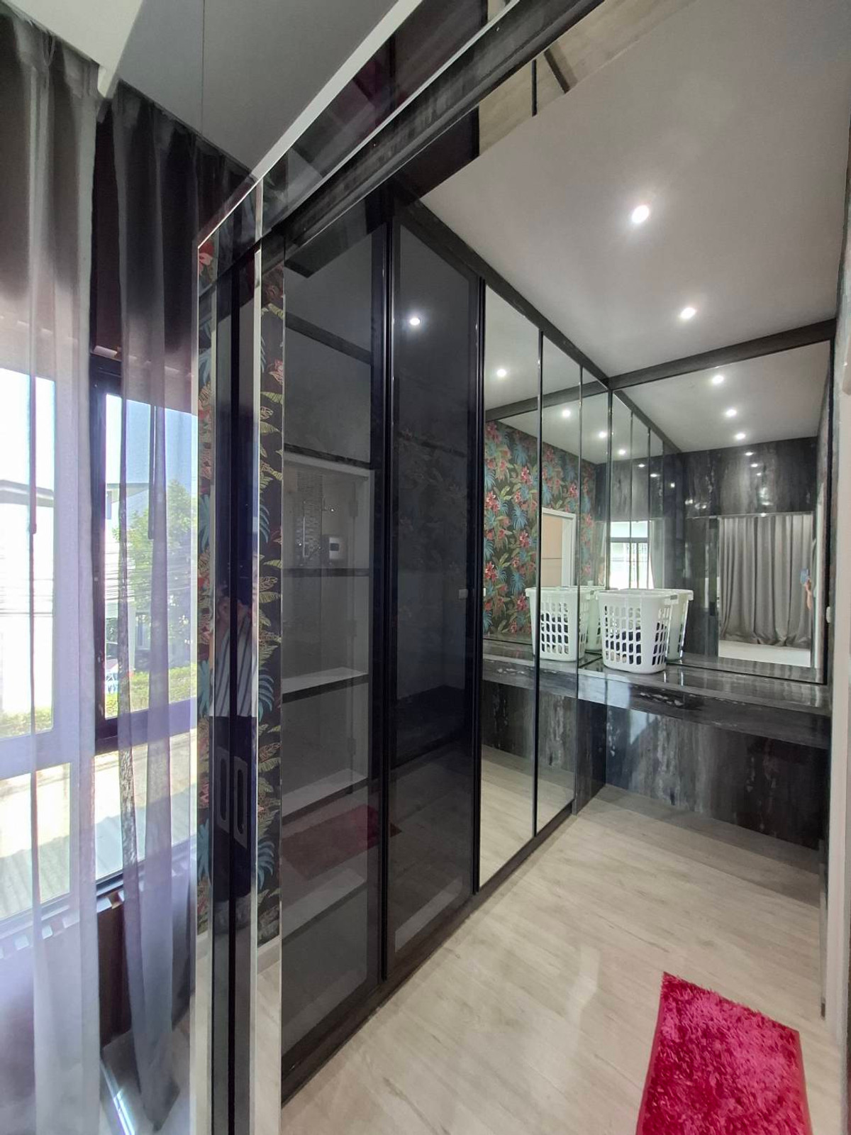 ขายบ้านปทุมธานี รังสิต ธรรมศาสตร์ : บ้านเดี่ยวคุ้มค่าเกินราคา หลังมุม ตกแต่งพร้อมอยู่  ติดถนนเลียบมอเตอร์เวย์ และ BTS ลำลูกกา(ในอนาคต) เดินทางง่ายสะดวกในทุกๆ วัน ที่ อีโค เฮ้าส์ วงแหวน-ลำลูกกา