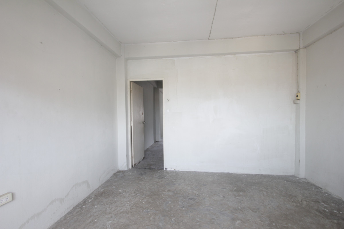 For SaleShop HouseRathburana, Suksawat : Suksawat shophouse, Pracha Uthit, Suksawat 2, Suksawat 64, Pracha Uthit 33, corner room, along the main road in front of the project. Suitable for living, trading, making an office, 3 floors, has a mezzanine, rooftop, near Bhumibol Bridge, price negotiabl