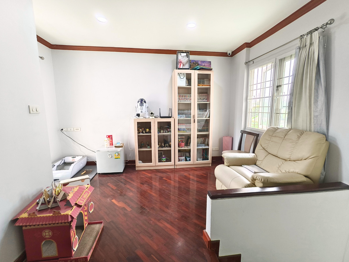 For SaleTownhomeRatchadapisek, Huaikwang, Suttisan : Twin house for sale, Supalai Ville Ratchada 32, width 10 meters, with bedroom on the ground floor. There is a maids room, parking for 4 cars, EV Charge, 4 bedrooms, 6 bathrooms, 51.5 sq m, next to a guardhouse.