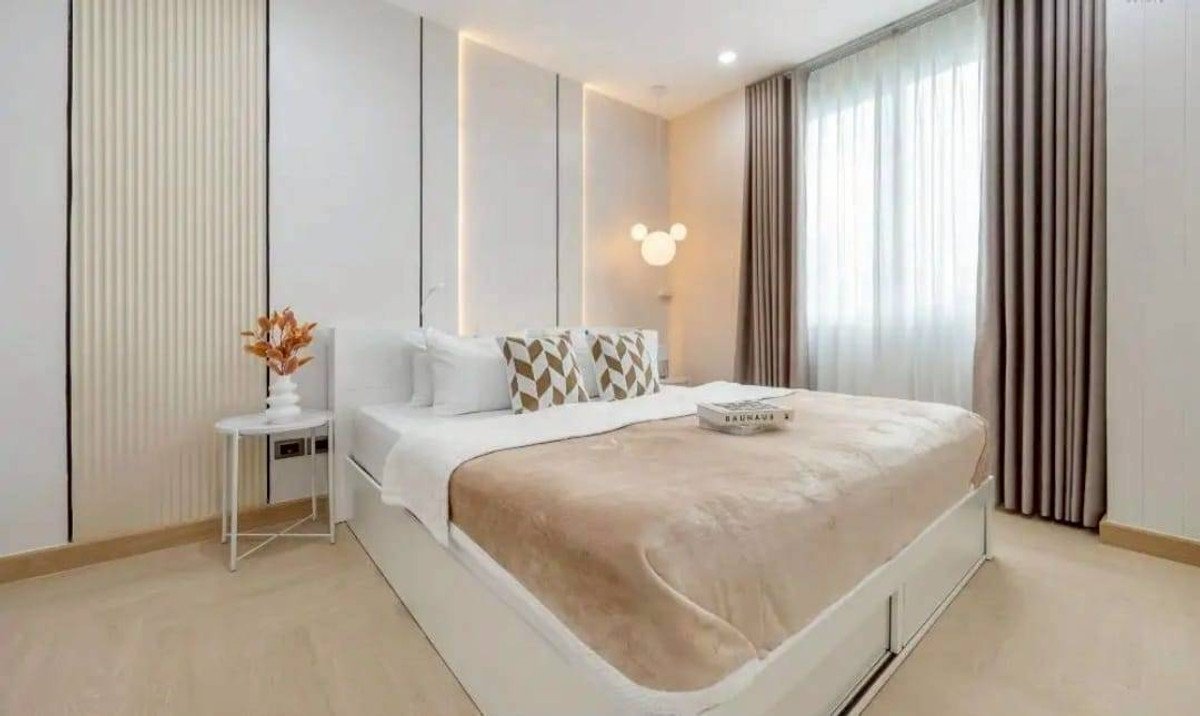 For SaleCondoRama9, Petchburi, RCA : Beautiful, angel-condition room! 🏠✨ Spacious living hall 🛋️, comfortable to live in every day 🌤️ Just bring your suitcase and move right in! 🧳✨