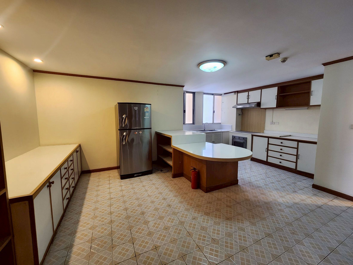 ให้เช่าคอนโดสุขุมวิท อโศก ทองหล่อ : ให้เช่าคอนโด Tai Ping Towers 4 ห้องนอน 252 ตร.ม. ย่านเอกมัย ใกล้BTS เอกมัย-ทองหล่อ