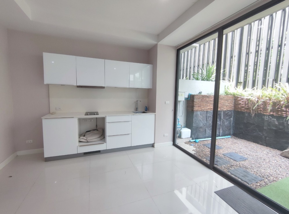 For RentHouseSukhumvit, Asoke, Thonglor : House for rent, Park Lane Ekamai, 4 floors, 3 bedrooms, near BTS Ekamai, near Gateway Ekamai.