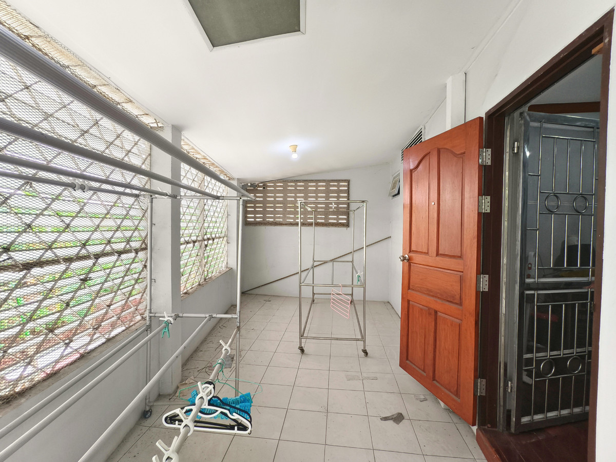 For SaleTownhomeRatchadapisek, Huaikwang, Suttisan : Twin house for sale, Supalai Ville Ratchada 32, width 10 meters, with bedroom on the ground floor. There is a maids room, parking for 4 cars, EV Charge, 4 bedrooms, 6 bathrooms, 51.5 sq m, next to a guardhouse.