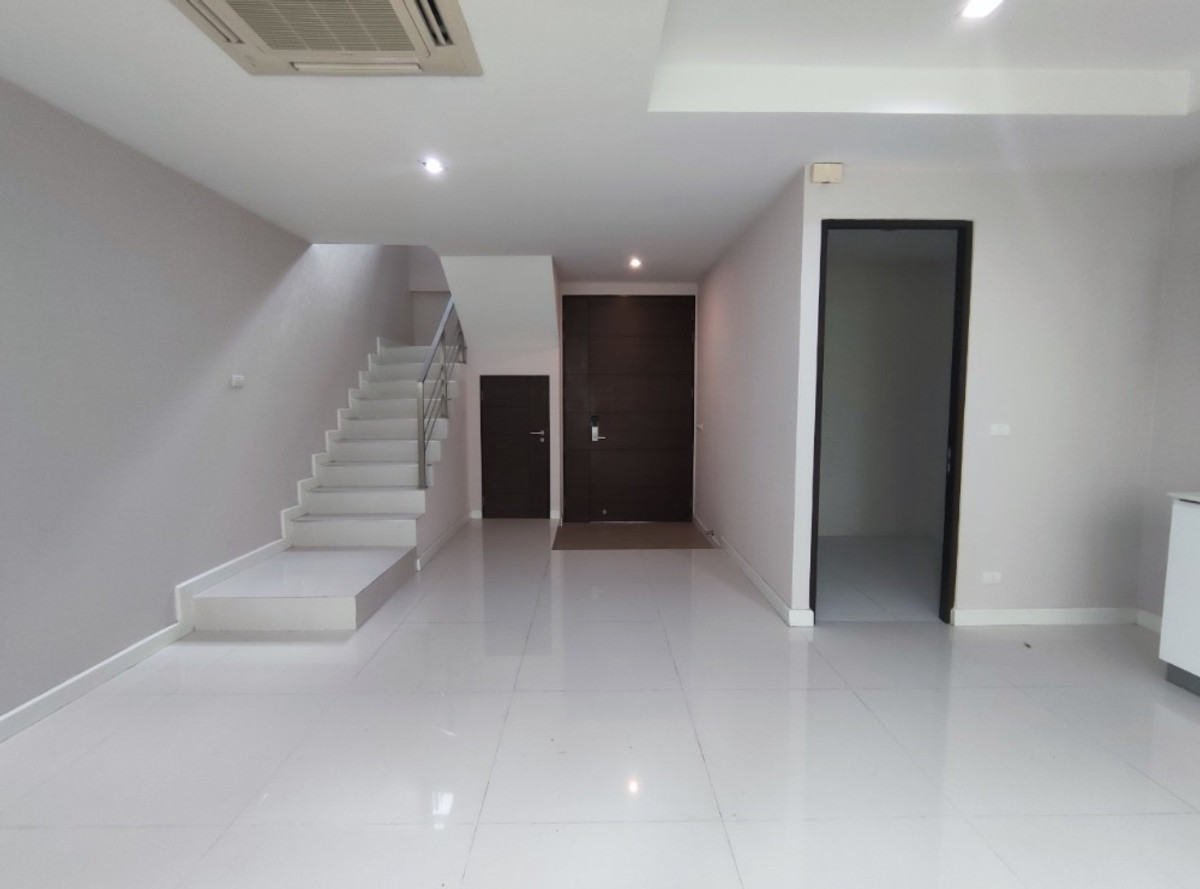 For RentHouseSukhumvit, Asoke, Thonglor : House for rent, Park Lane Ekamai, 4 floors, 3 bedrooms, near BTS Ekamai, near Gateway Ekamai.