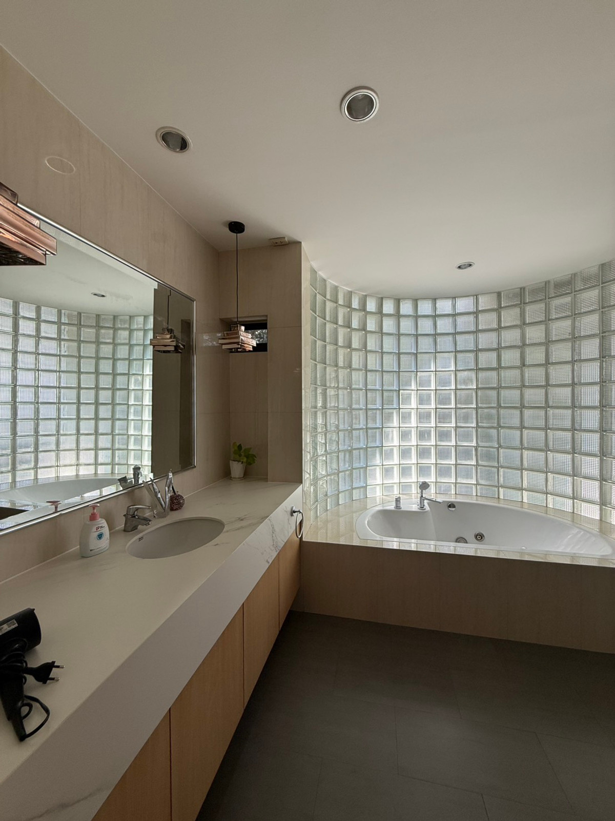 For RentHouseSukhumvit, Asoke, Thonglor : House for rent, House Pridi Phanomyong, 5 bedrooms, parking for up to 4-6 cars, near BTS Ekkamai-Thonglor.