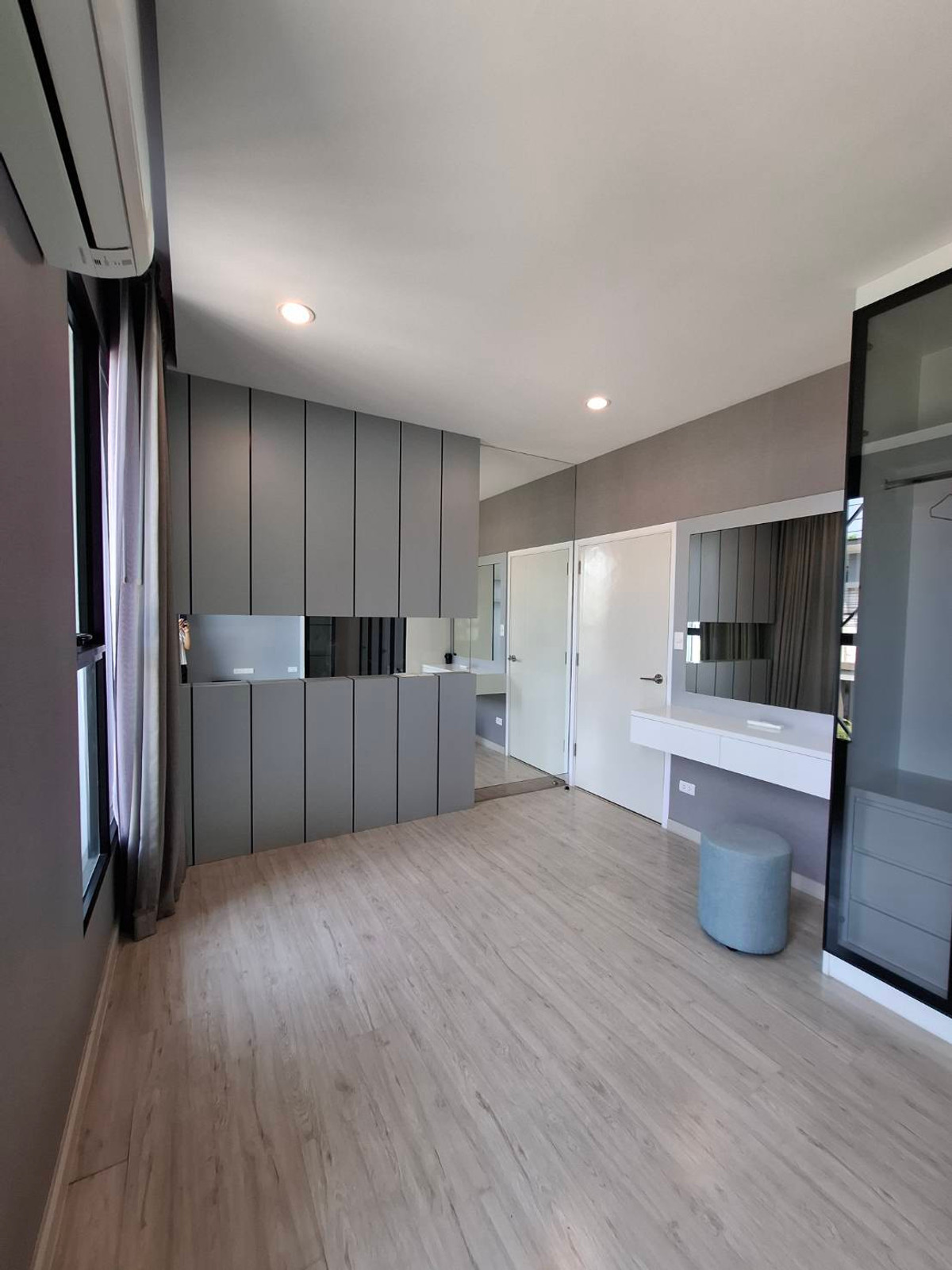 ขายบ้านปทุมธานี รังสิต ธรรมศาสตร์ : บ้านเดี่ยวคุ้มค่าเกินราคา หลังมุม ตกแต่งพร้อมอยู่  ติดถนนเลียบมอเตอร์เวย์ และ BTS ลำลูกกา(ในอนาคต) เดินทางง่ายสะดวกในทุกๆ วัน ที่ อีโค เฮ้าส์ วงแหวน-ลำลูกกา