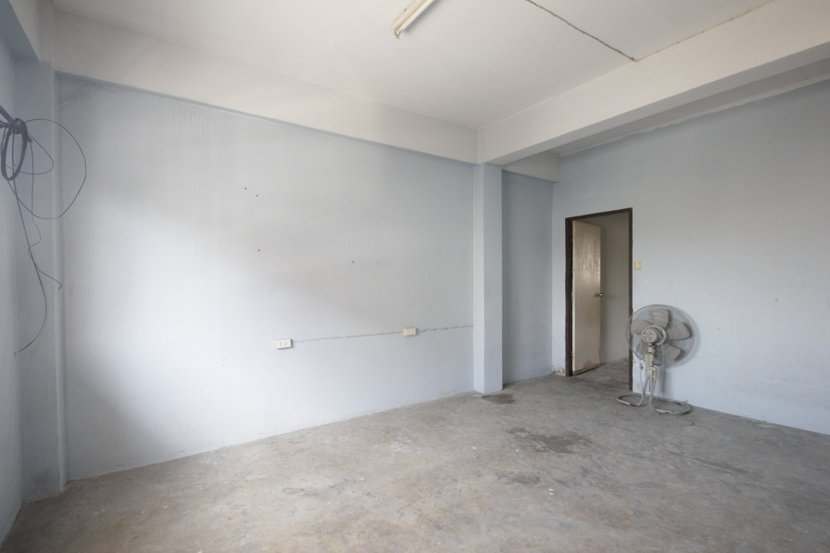 For SaleShop HouseRathburana, Suksawat : Suksawat shophouse, Pracha Uthit, Suksawat 2, Suksawat 64, Pracha Uthit 33, corner room, along the main road in front of the project. Suitable for living, trading, making an office, 3 floors, has a mezzanine, rooftop, near Bhumibol Bridge, price negotiabl