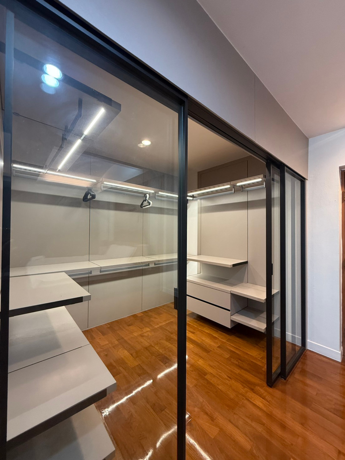 For RentHouseSukhumvit, Asoke, Thonglor : House for rent, House Pridi Phanomyong, 5 bedrooms, parking for up to 4-6 cars, near BTS Ekkamai-Thonglor.