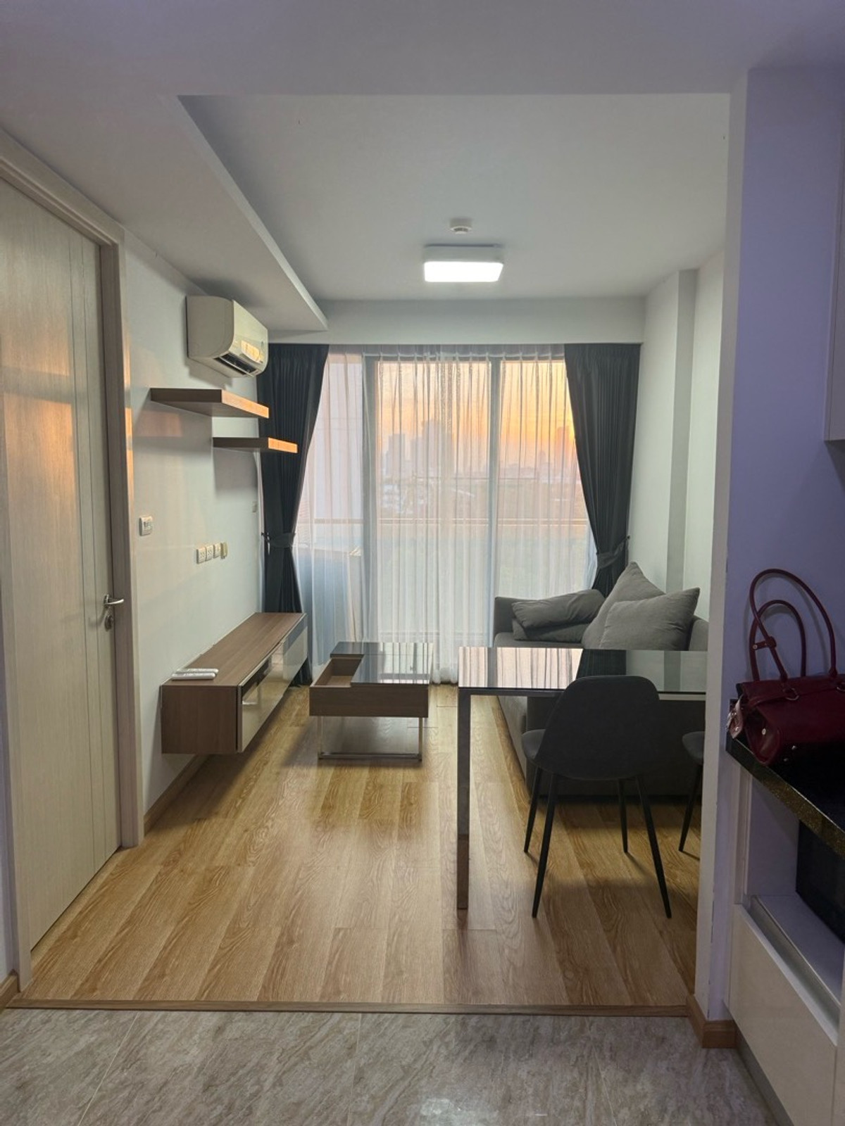 For RentCondoRama9, Petchburi, RCA : #For Rent
#Rama 9 Soi 17 🌳🏢🌴
JRY Condo, Rama 9 Soi 17, Ratchada-Rama 9 area.
A low-rise condo in a luxury resort style.