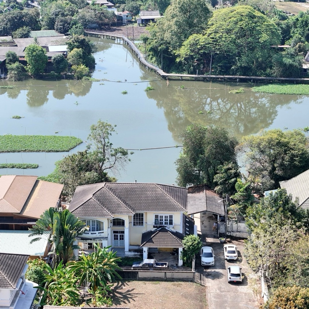 For SaleHousePathum Thani,Rangsit, Thammasat : Single house for sale, Maneerin Lake & Lagoon, Zone B, next to a canal approximately 115 meters wide.