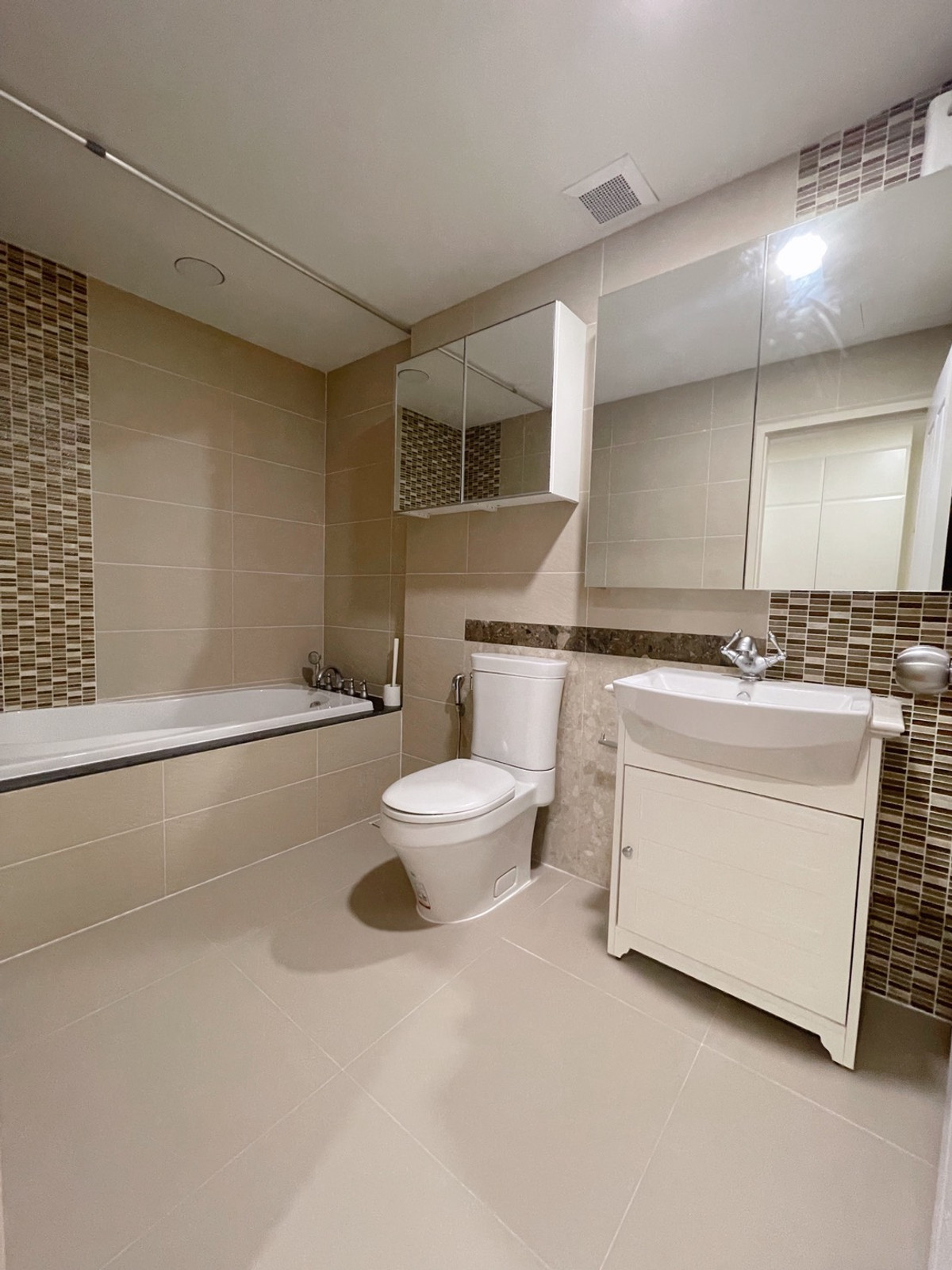 CondoLadprao, Central Ladprao : Sell with tenant til July 26
Condo for rent/sale, Lat Phrao-Phahon Yothin area, The Crest Park Residences, upper floor of the building, Panorama Bangkok view, very beautiful.