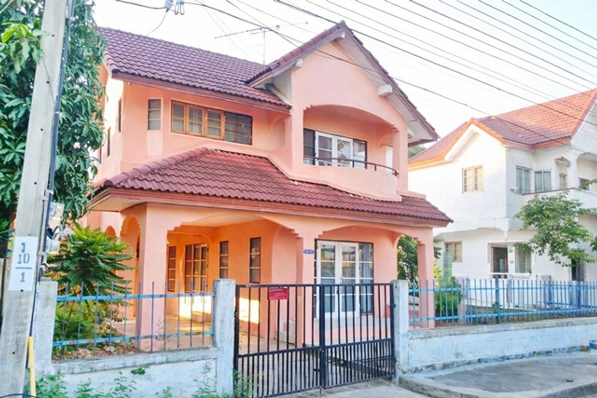 For RentTownhomeNawamin, Ramindra : The CHeapest Parking is available on both sides, for 4 cars. Large House 3-4 Beds 2Baths Near MRT S