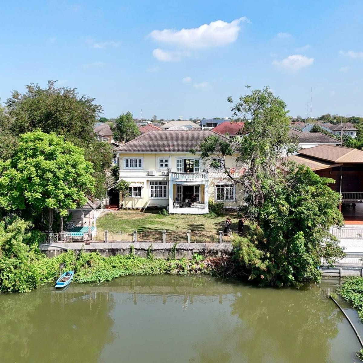 For SaleHousePathum Thani,Rangsit, Thammasat : Single house for sale, Maneerin Lake & Lagoon, Zone B, next to a canal approximately 115 meters wide.