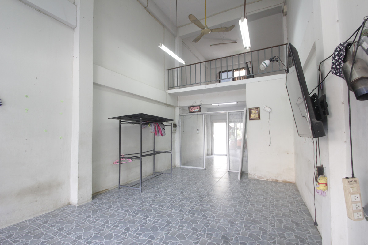 For SaleShop HouseRathburana, Suksawat : Suksawat shophouse, Pracha Uthit, Suksawat 2, Suksawat 64, Pracha Uthit 33, corner room, along the main road in front of the project. Suitable for living, trading, making an office, 3 floors, has a mezzanine, rooftop, near Bhumibol Bridge, price negotiabl