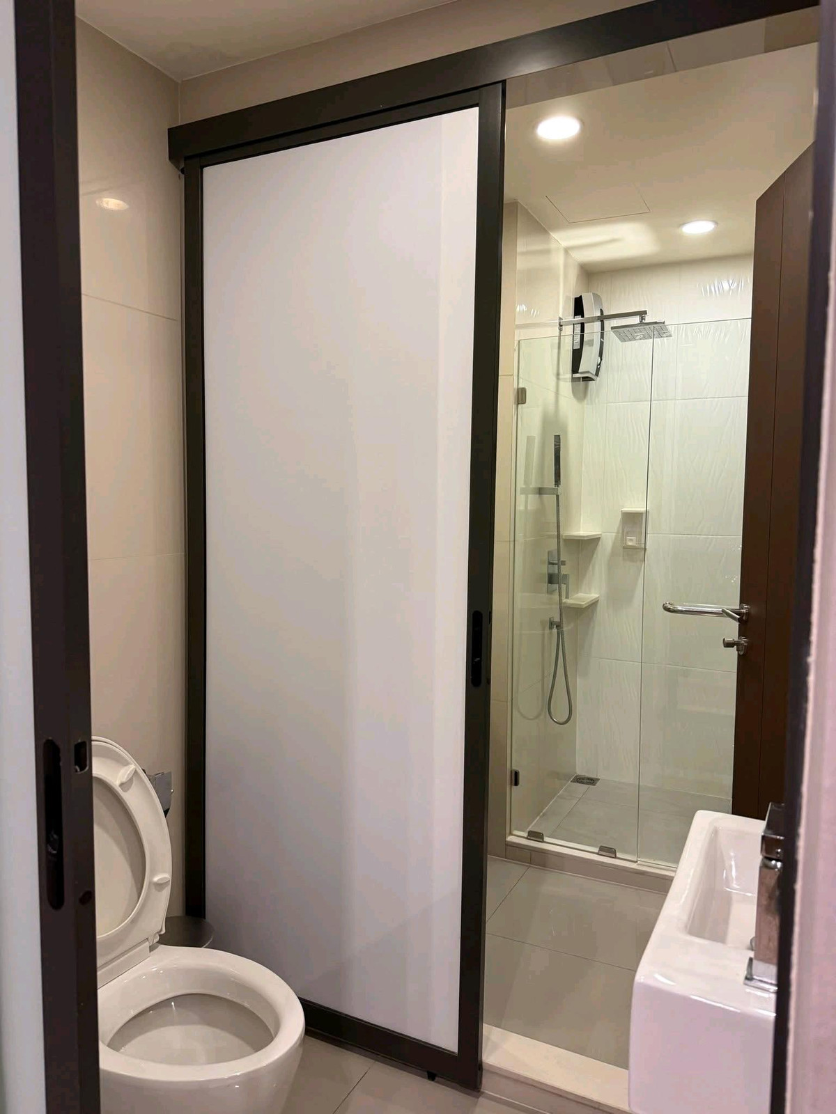 ให้เช่าคอนโดพระราม 9 เพชรบุรีตัดใหม่ RCA : ห้องใหม่ ให้เช่า Rhythm asoke 1 มี ห้อง walk in closet 