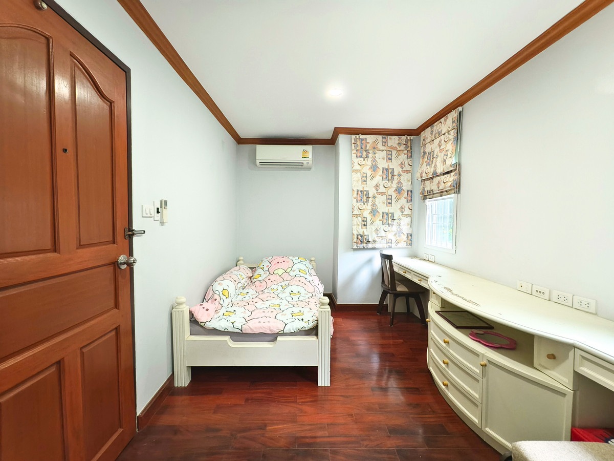 For SaleTownhomeRatchadapisek, Huaikwang, Suttisan : Twin house for sale, Supalai Ville Ratchada 32, width 10 meters, with bedroom on the ground floor. There is a maids room, parking for 4 cars, EV Charge, 4 bedrooms, 6 bathrooms, 51.5 sq m, next to a guardhouse.