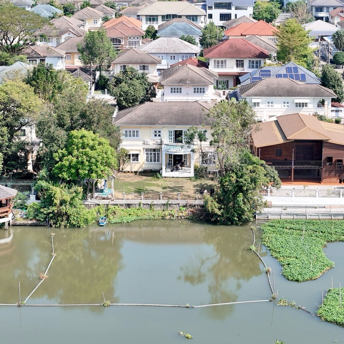 For SaleHousePathum Thani,Rangsit, Thammasat : Single house for sale, Maneerin Lake & Lagoon, Zone B, next to a canal approximately 115 meters wide.
