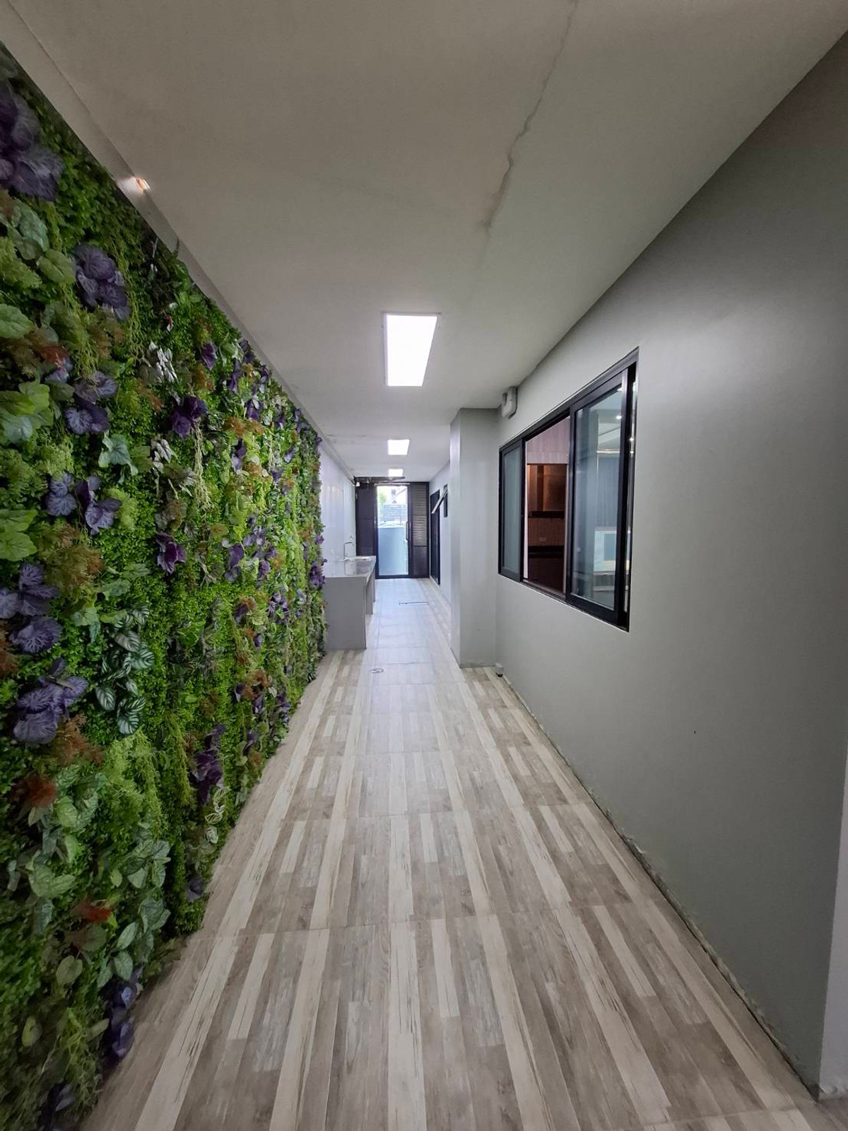 ขายบ้านปทุมธานี รังสิต ธรรมศาสตร์ : บ้านเดี่ยวคุ้มค่าเกินราคา หลังมุม ตกแต่งพร้อมอยู่  ติดถนนเลียบมอเตอร์เวย์ และ BTS ลำลูกกา(ในอนาคต) เดินทางง่ายสะดวกในทุกๆ วัน ที่ อีโค เฮ้าส์ วงแหวน-ลำลูกกา