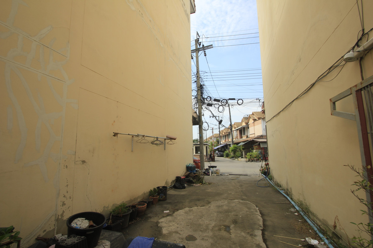 For SaleShop HouseRathburana, Suksawat : Suksawat shophouse, Pracha Uthit, Suksawat 2, Suksawat 64, Pracha Uthit 33, corner room, along the main road in front of the project. Suitable for living, trading, making an office, 3 floors, has a mezzanine, rooftop, near Bhumibol Bridge, price negotiabl