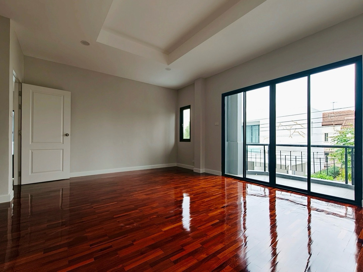 ขายบ้านรัตนาธิเบศร์ สนามบินน้ำ พระนั่งเกล้า : ขายบ้านรีโนเวทใหม่ หมู่บ้านธนาสิริ รัตนาธิเบศร์ บ้านเดี่ยว 2 ชั้น (หลังมุม) ติดถนนรัตนาธิเบศร์ ใกล้รถไฟฟ้าสายสีม่วง สถานีบางรักใหญ่ และทางด่วนศรีรัช สภาพพร้อมเข้าอยู่