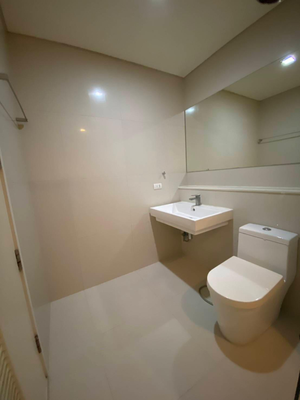 For RentCondoSathorn, Narathiwat : High Floor , White Room Ivy Sathon ( Soi10 ) 2bed2bath 69 Sqm Fullyfurnish ,Welcome Foreign 40,000-