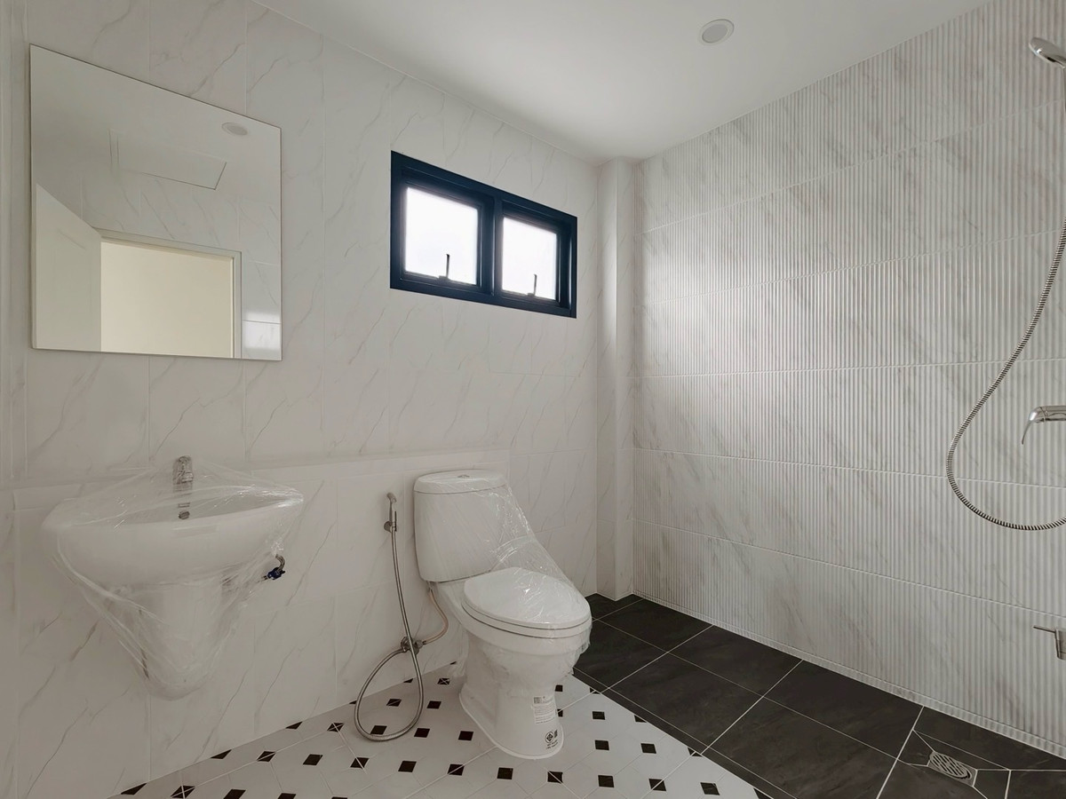 ขายบ้านรัตนาธิเบศร์ สนามบินน้ำ พระนั่งเกล้า : ขายบ้านรีโนเวทใหม่ หมู่บ้านธนาสิริ รัตนาธิเบศร์ บ้านเดี่ยว 2 ชั้น (หลังมุม) ติดถนนรัตนาธิเบศร์ ใกล้รถไฟฟ้าสายสีม่วง สถานีบางรักใหญ่ และทางด่วนศรีรัช สภาพพร้อมเข้าอยู่